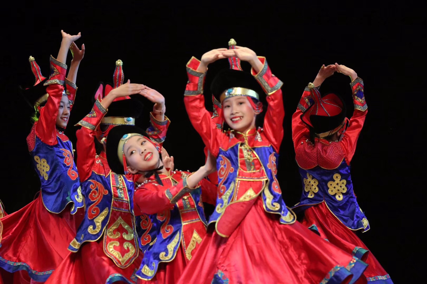 蒙古族舞蹈的风格特点,蒙古舞七个基本动作,蒙古族舞蹈音乐特点_大山谷图库